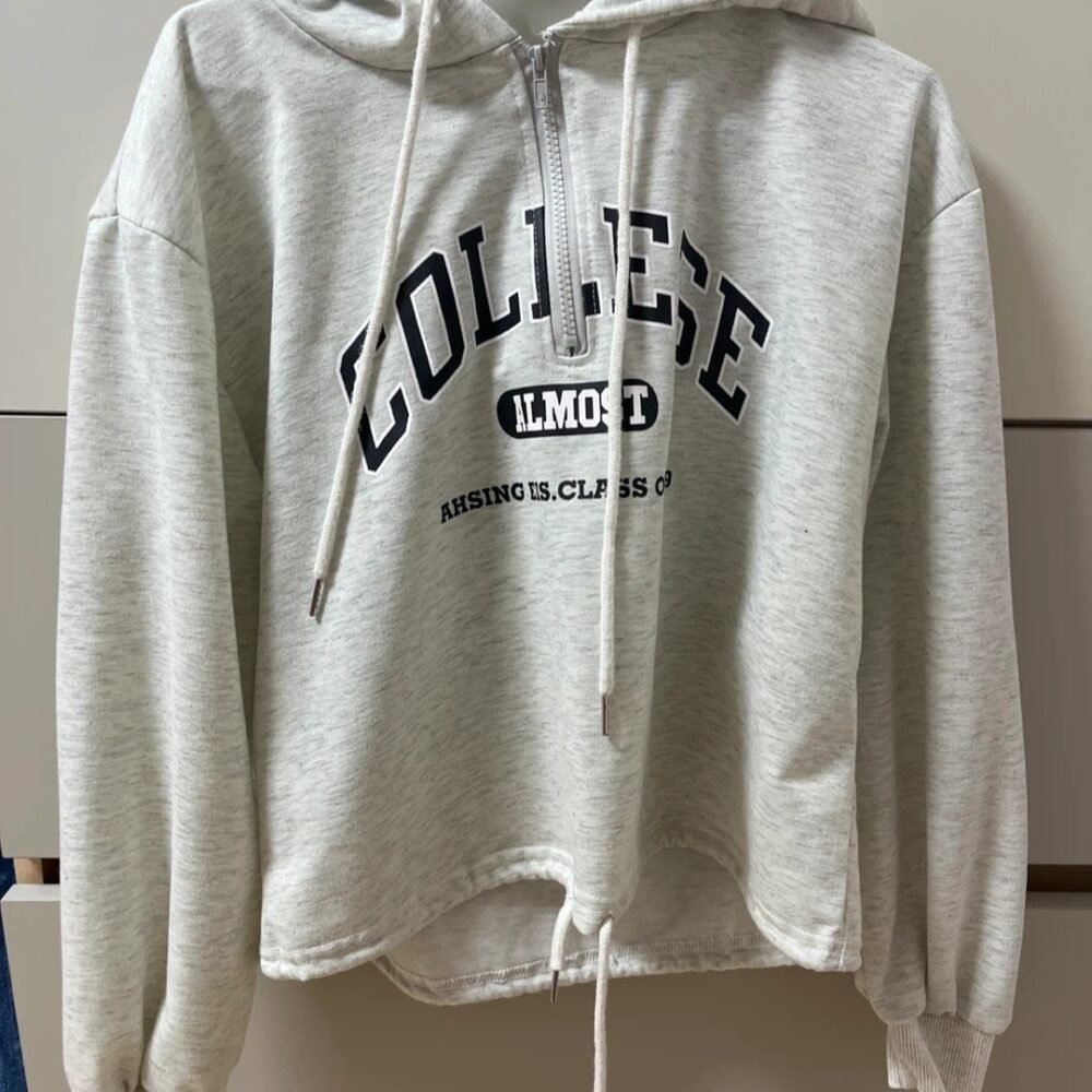 Polera Crop con Capucha y Cierre – Estilo Urbano | Talla M