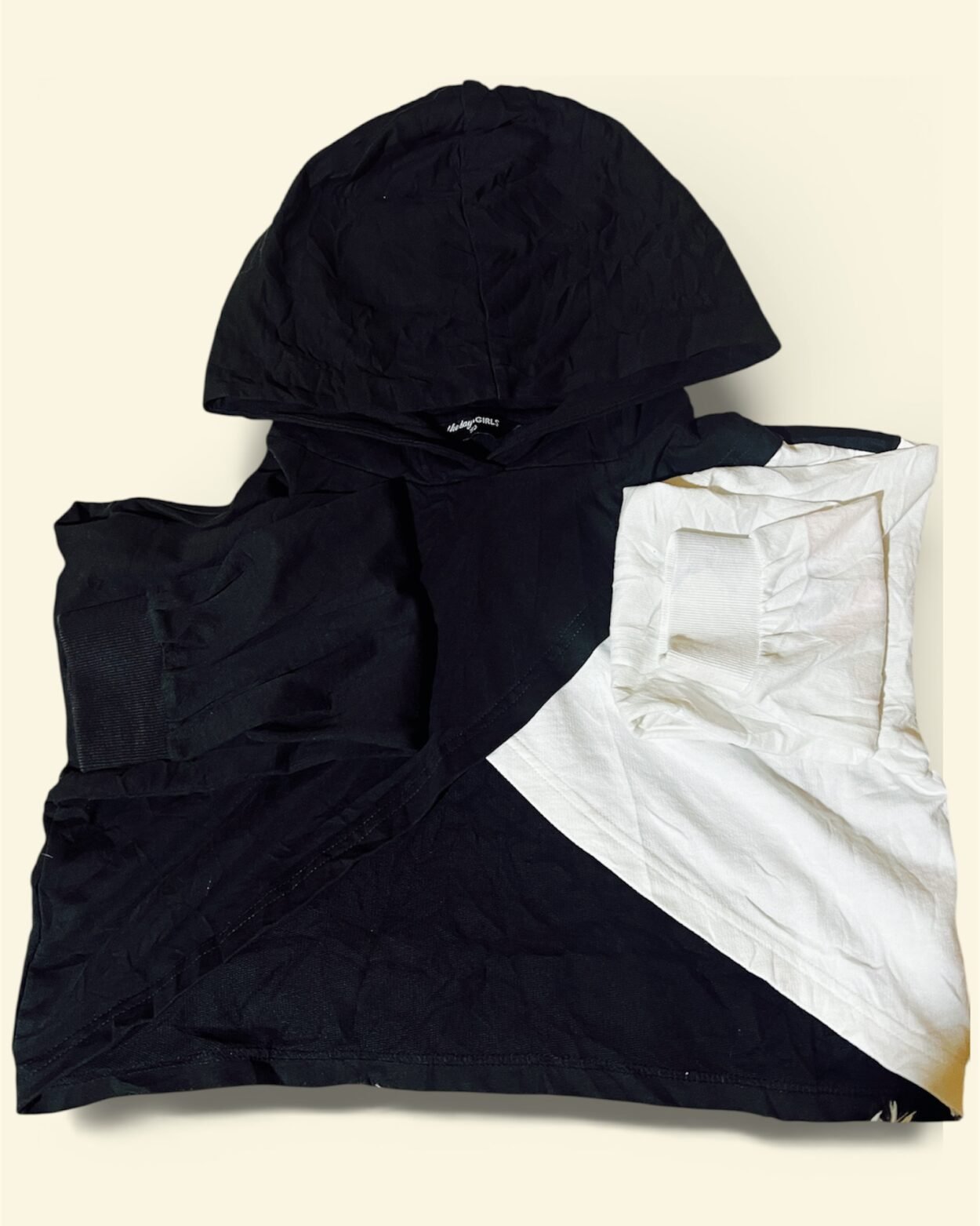 Hoodie Crop Top Dama Bicolor Negro & Blanco – Corte en V  | Talla M