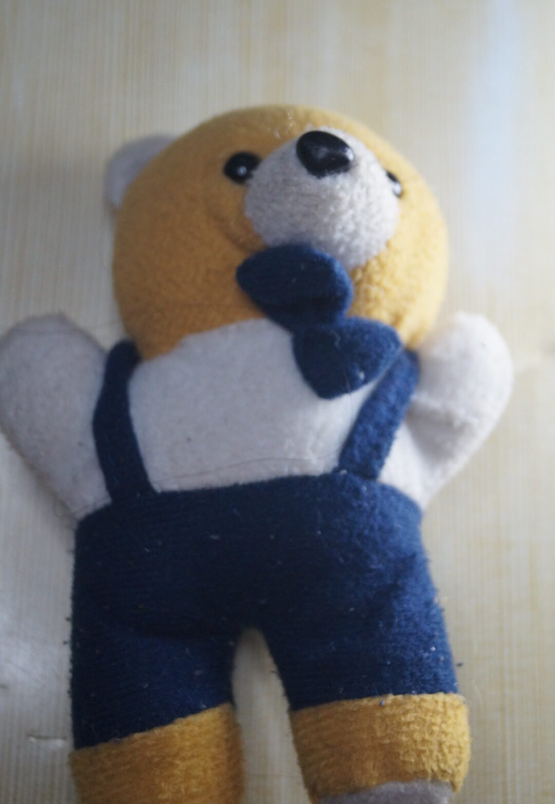 Mini peluche osito con overol (2da mano) - pequeño