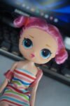 Muñeca pequeña de cabello rosado (2da mano) 16 cm