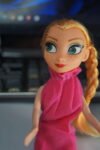 Muñeca 20 cm rubia con vestido rosado (2da mano)
