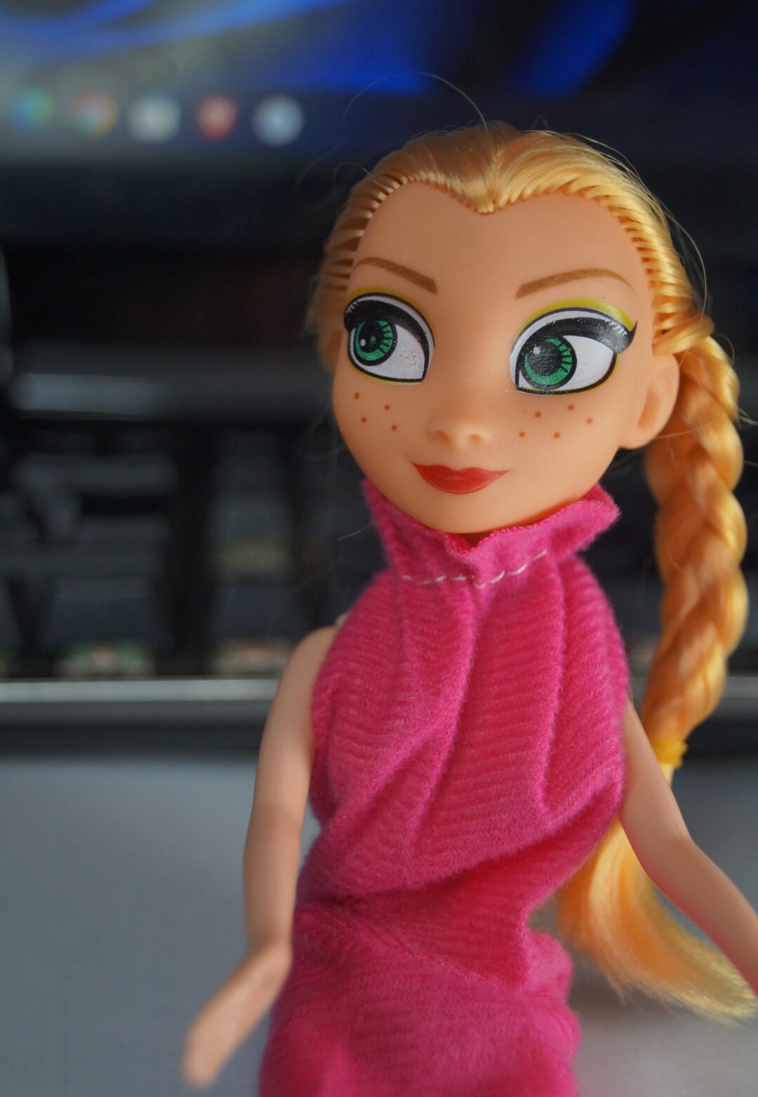 Muñeca 20 cm rubia con vestido rosado (2da mano)