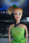Muñeca 20 cm rubia con vestido verde (2da mano)